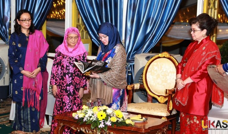 Raja Permaisuri Agong Lancar Buku Warisan Melayu Sarawak – Yayasan ...